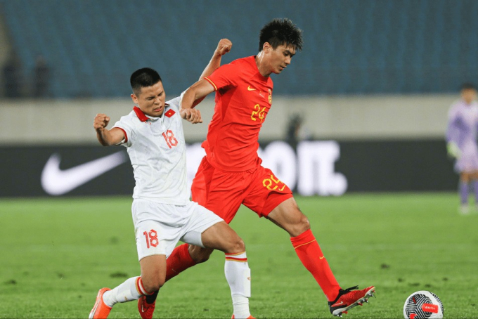 Tuấn Hải có một ngày thi đấu xông xáo và suýt chút nữa đã có được bàn thắng vào lưới tuyển Trung Quốc.