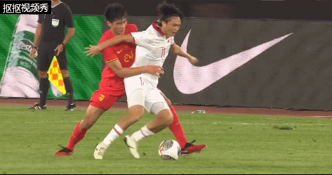 Đội tuyển Trung Quốc phải phạm lỗi để mong giành lại bóng.