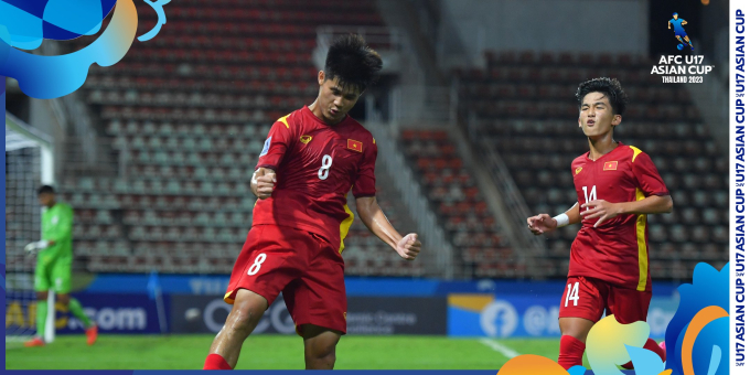 Lê Đình Long Vũ (số 8) ghi bàn tại giải U17 châu Á.