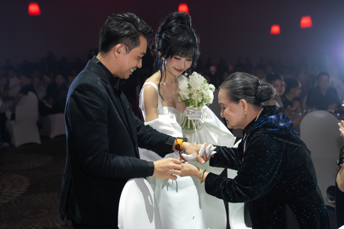 Hai vợ chồng cũng được bà ngoại của Minh Nhựa làm lễ siết dây tơ hồng, như một cách chính thức đón Mina về làm dâu của gia đình