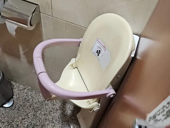 Ghế dành cho trẻ em tại một nhà vệ sinh công cộng Nhật Bản.