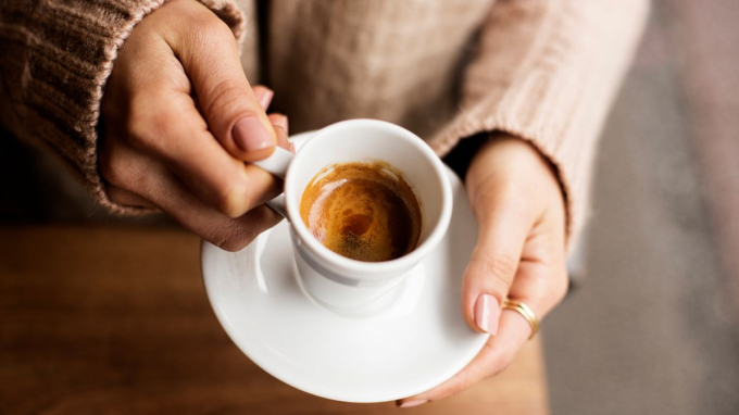 Những người mắc tăng huyết áp độ 2-3 cần cẩn trọng khi uống cà phê. (Ảnh minh họa)