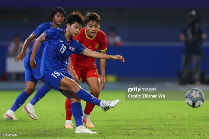 Tuyển nữ Thái Lan (áo xanh) rơi vào bảng đấu quá khó khăn tại vòng loại thứ hai Olympic.