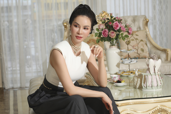 Thanh Mai là một trong những MC, diễn viên, doanh nhân nổi tiếng của Việt Nam. Cô được biết đến với phong cách thời trang đa dạng, biến hóa linh hoạt. Ở tuổi 50, Thanh Mai vẫn giữ được vóc dáng thon gọn, quyến rũ nên cô có thể tự tin chinh phục nhiều phong cách khác nhau.