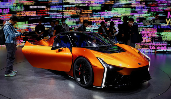 Mẫu xe thể thao ý tưởng chạy điện của Toyota tại triển lãm. Ảnh: Issei Kato/Reuters
