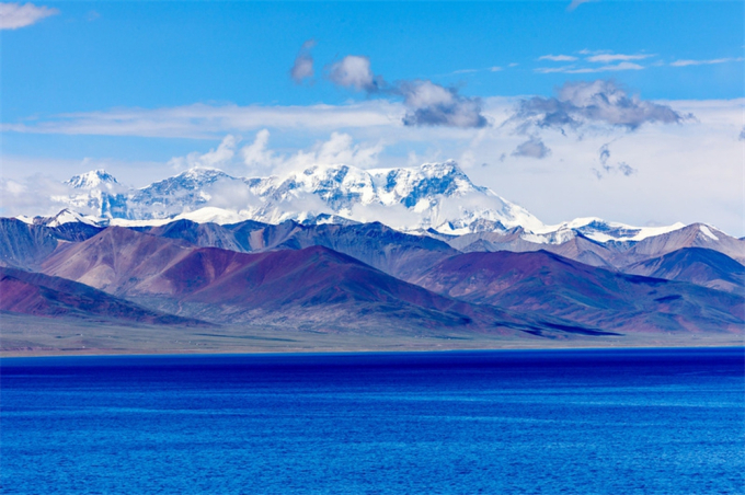 Những dãy núi phủ tuyết hùng vĩ nghiêng mình bên hồ nước xanh như ngọc tạo nên vẻ đẹp không bút mực nào có thể tả hết. Ảnh: Baidu