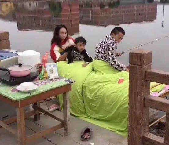 Những buổi đi câu cá dần trở thành những ngày dã ngoại ngoài trời, gắn kết các thành viên trong gia đình chị Trương. Ảnh: Baidu