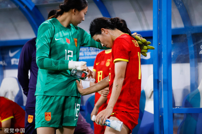Các nữ cầu thủ Trung Quốc lộ rõ sự buồn bã vì thất bại ngay ngày ra quân.