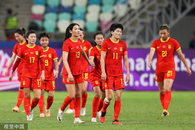 Với lợi thế sân nhà, tuyển nữ Trung Quốc bước vào trận gặp Triều Tiên vào tối 26/10 với quyết tâm cao độ. Tuy vậy, đội bóng này đã phải đón nhận thất bại 1-2 chung cuộc.