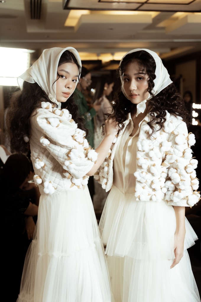 Hai mẫu teen Đặng Minh Anh và Nguyễn Phương Thảo gây chú ý khi khoác lên mình những trang phục làm từ bông tự nhiên 