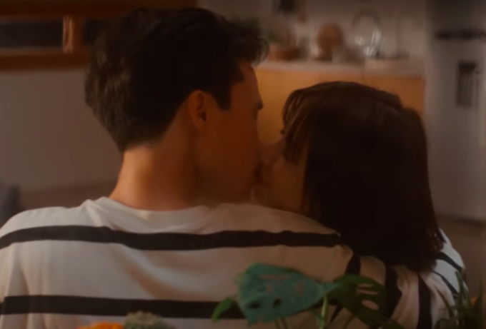 Tuấn Anh và Ngọc Huyền diễn tình tứ trong MV Chiếc hôn màu