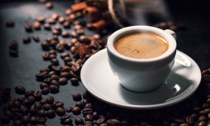 Trong khi một lượng nhỏ caffeine có thể nâng cao sự tỉnh táo và tập trung, thì việc tiêu thụ quá mức thường dẫn đến tác dụng ngược lại. (Ảnh minh họa)