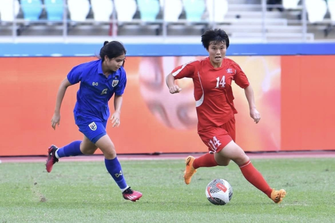 Đội tuyển nữ Triều Tiên (áo đỏ) áp đảo hoàn toàn.