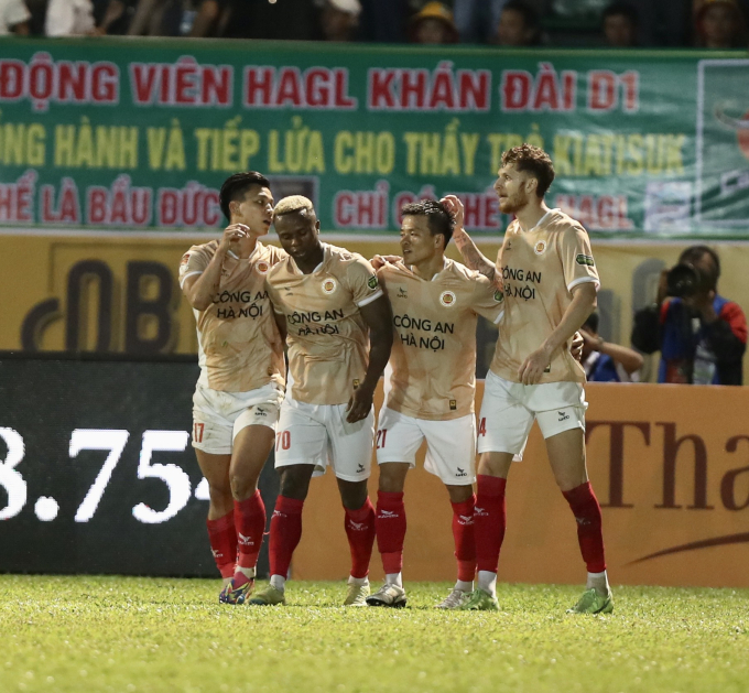 Rafael Success (thứ hai từ trái sang) vừa ghi bàn ở vòng 2 giúp CLB CAHN thắng HAGL 3-0. (Ảnh: Minh Trần)