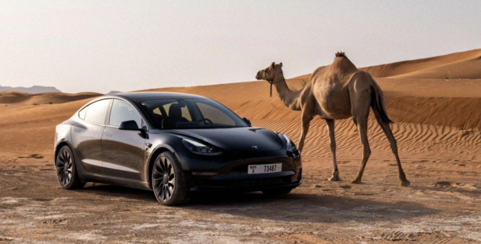 Tesla từng tới Dubai để thử nghiệm sức bền của xe dưới thời tiết nắng nóng. Ảnh: Tesla