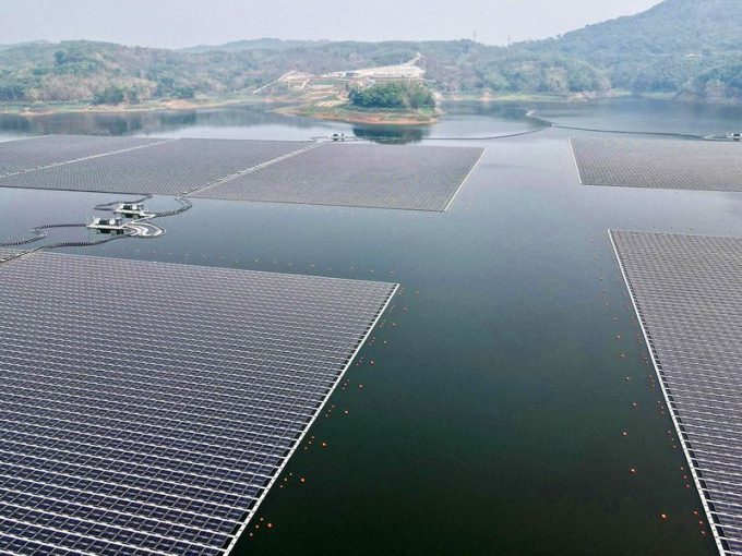 Cirata là trang trại điện mặt trời nổi lớn nhất Đông Nam Á và lớn thứ ba trên thế giới. Ảnh: Gulf News