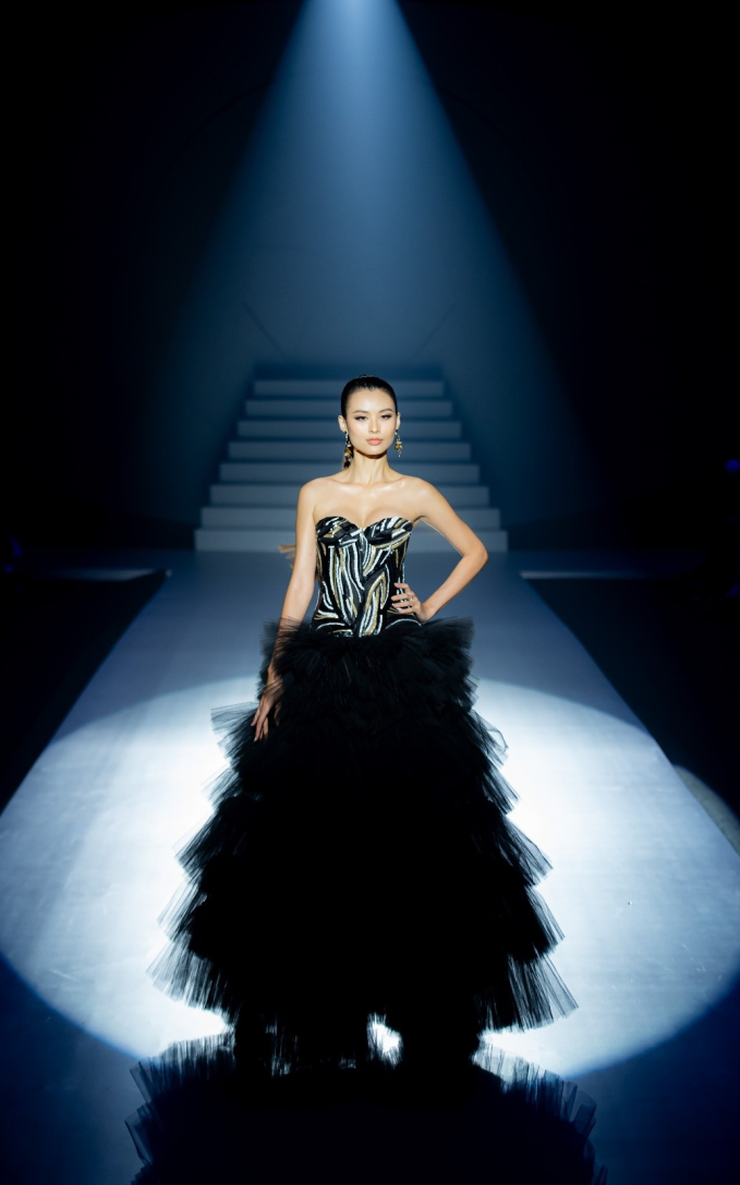   Sự xuất hiện của Cao Thiên Trang làm bùng nổ bầu không khí buổi diễn. Cô diện thiết kế đầm xòe corset độc đáo, kết hợp giữa nét hoang dã quyến rũ và nét đẹp tiểu thư quý phái.  