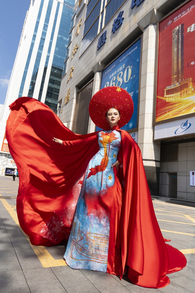 NTK Thạch Linh quảng bá áo dài ở nước ngoài.