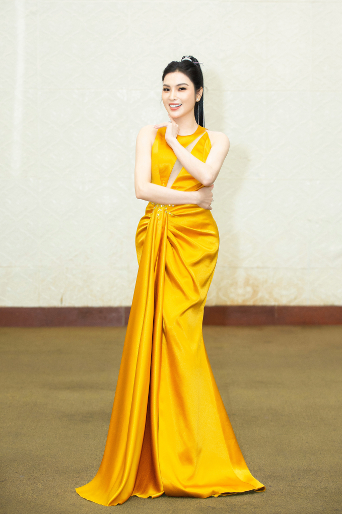 Kim Huyền Sâm có thâm niên gần 20 năm hoạt động trong giới showbiz. Cô hiện công tác chính tại Nhà hát Nghệ thuật Đương đại Việt Nam.