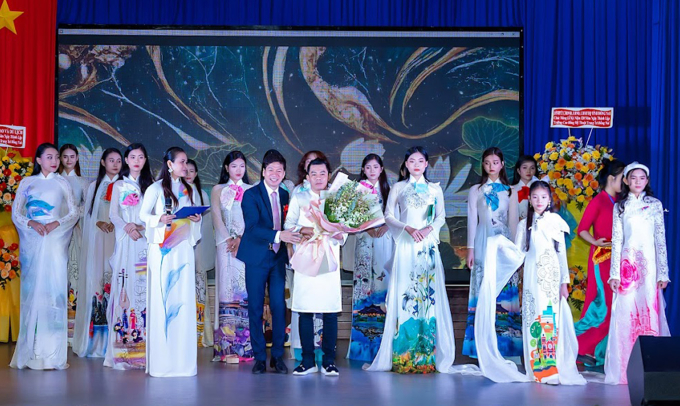 Tại sự kiện, NTK Tạ Linh nhân giới thiệu bộ sưu tập áo dài mới.