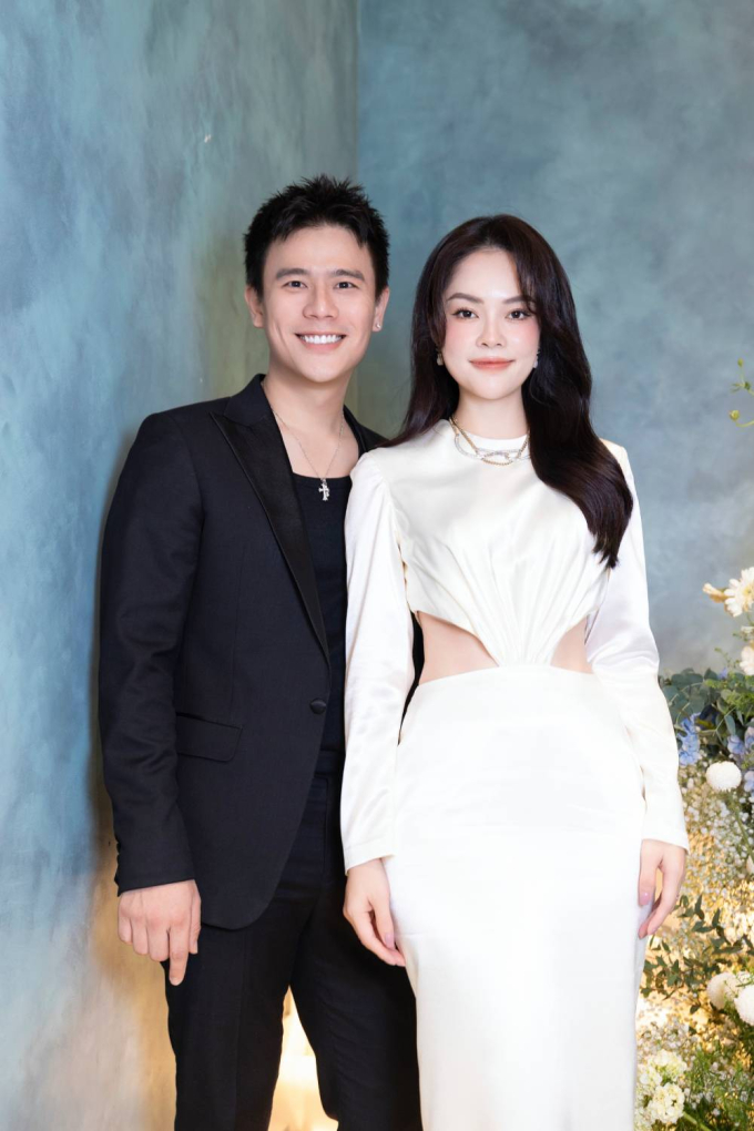 Xuất hiện tại sự kiện, diễn viên Dương Cẩm Lynh diện bộ váy trắng có phần cắt cúp gợi cảm ở vòng eo. Cô chia sẻ: 