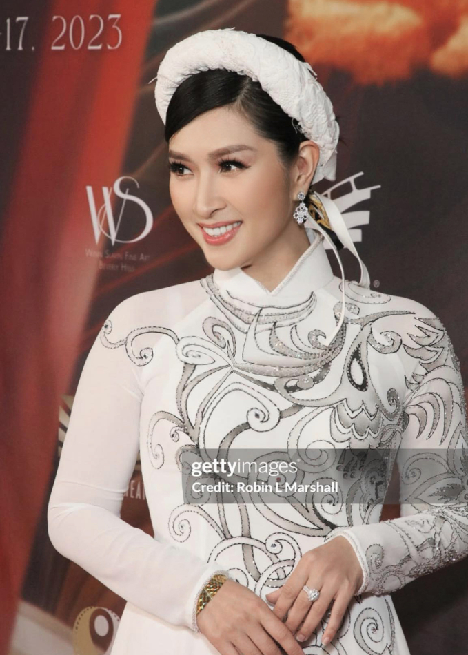 Nguyễn Hồng Nhung diện áo dài xinh đẹp tại sự kiện.