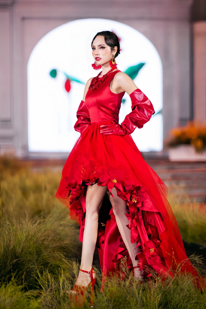 Chiếc đầm mà Hoa khôi Trà My diện nằm trong BST Hoa Bắc bộ của NTK Thạch Linh. Bộ sưu tập gồm những thiết kế trẻ trung, hiện đại, nhiều màu sắc, lấy ý tưởng từ những bông hoa kiêu kỳ, đằm thắm