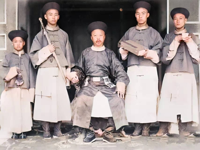 Nhiếp Chính vương Tải là con trai của Thuần Hiền Thân vương Dịch Hoàn (giữa).