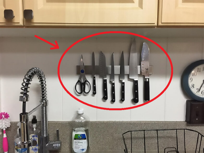 Tránh treo dao kéo ở ngay trên khu vực bếp nấu. Ảnh minh họa