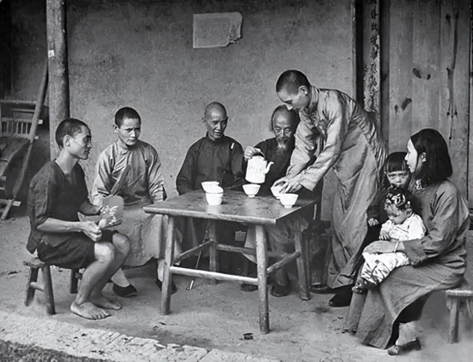   Đây là một gia đình giàu có ở Thành Đô. Bức ảnh này cho thấy họ rất chú trọng lễ nghi và đối xử lịch sự với khách.  