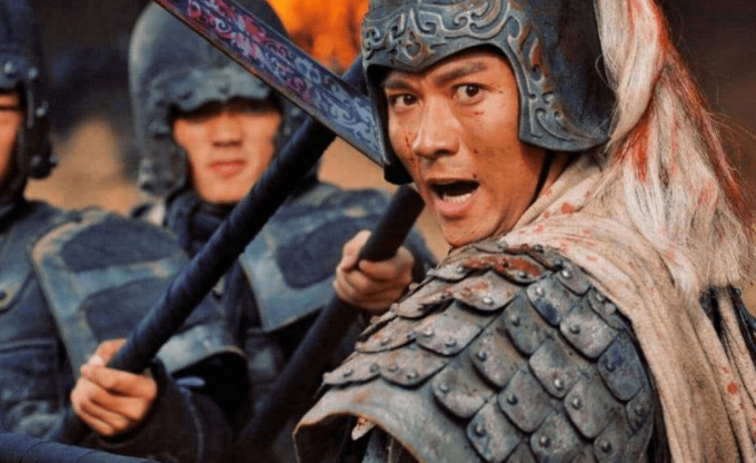 Triệu Vân nhanh chóng đâm chết Cao Lãm để bảo vệ cho Lưu Bị.