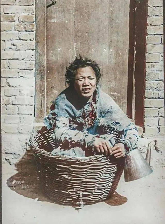   Một người ăn xin ngồi xổm trong một chiếc giỏ vào cuối thời nhà Thanh.  