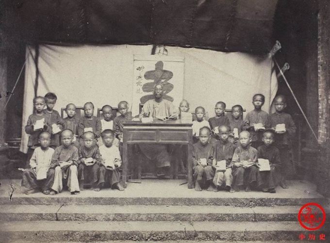   Bức ảnh chụp một trường tư thục tại Quảng Châu năm 1863. Lớp học này gồm những đứa trẻ khoảng 5, 6 tuổi. Chúng được học chữ, luyện viết và học các cuốn sách cổ về nhân, lễ, nghĩa, hiếu như Tam tự kinh, Bách gia tính...  