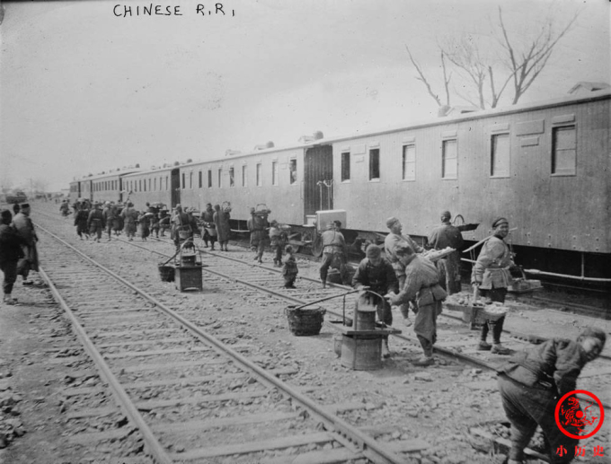  Cảnh một số người bán hàng rong tại một ga tàu vào cuối thời nhà Thanh.  
