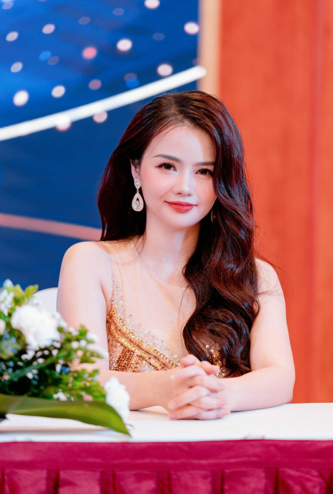 Hoa hậu Sao Mai tự tin chấm thi Mrs Earth 2023