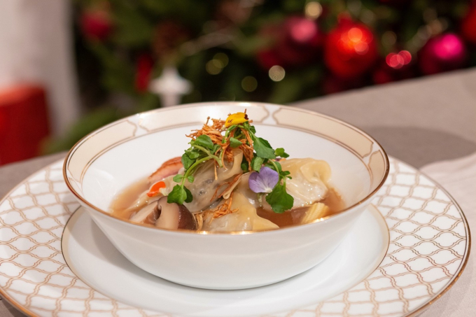   Các món ăn trong đêm tiệc mang phong cách Pháp nhưng hương vị rất Việt Nam. Trong ảnh là món “Phở lá cuộn vịt nấu chậm hương truffle” chỉ có tại Fashionista Café.  