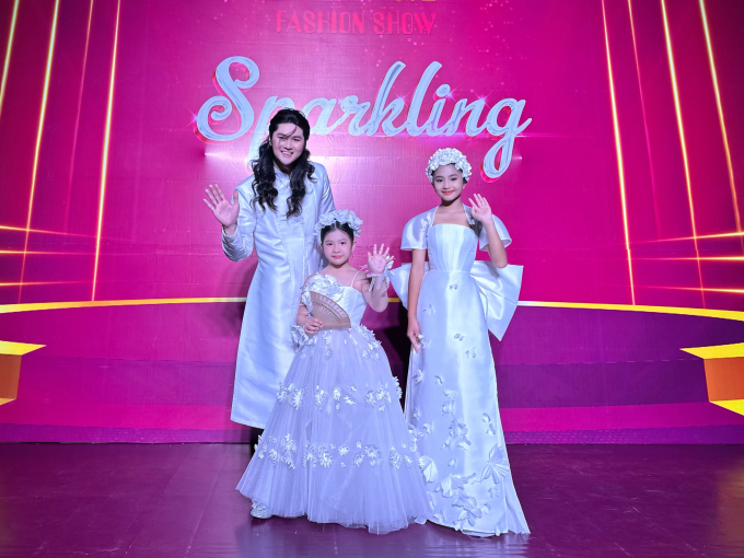 Mới đây, siêu mẫu Đình Quyền đã đưa 2 học trò Linh Anh và Khánh Huyền Paco vào TP. HCM để tham gia sự kiện thời trang International Fashion Show được tổ chức tại tòa nhà chọc trời Landmark 81.