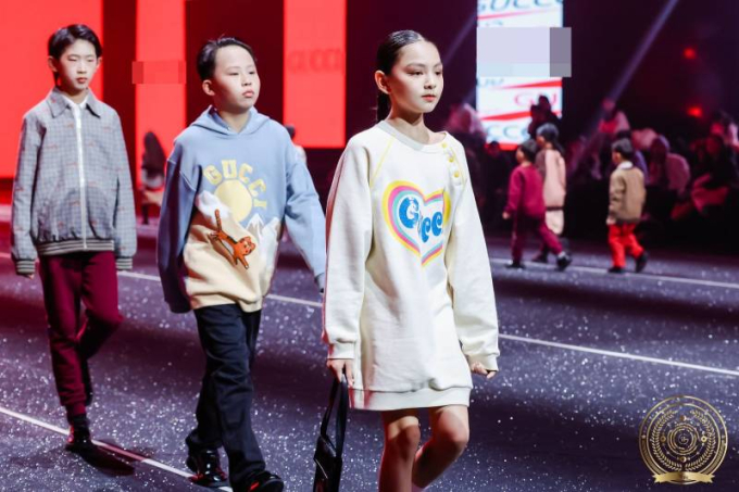 Tố chất của một người mẫu chuyên nghiệp với những bước catwalk linh hoạt và gương mặt biểu cảm “lạnh”, mẫu nhí Cát Tường tiếp tục nhận được cơn mưa lời khen khi chinh phục sàn runway lớn nhất nhì Hàng Châu, Trung Quốc đầu năm mới 2024.