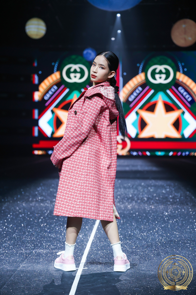 Mẫu teen Trần Bảo Châu cũng ghi điểm mạnh tại Gz International Fashion Festival. Ngoài những bước đi chuyên nghiệp, Bảo Châu còn có những cú xoay người ấn tượng.