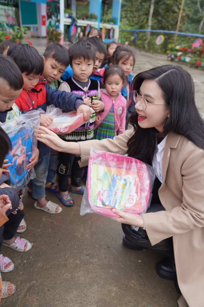 Mỗi năm Lương Giang đi đến 1 điểm trường khác nhau và mang theo những món quà thiết thực như áo ấm, đồ dùng học tập, xây nhà bếp, thư viện, nhà vệ sinh… cho các điểm trường.