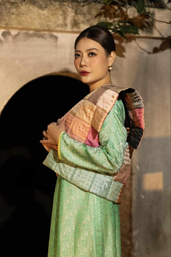 Trong tà áo dài cách tân ấn tượng, Thanh Hương nhận được nhiều lời khen ngợi về sắc vóc. Nữ diễn viên ngày càng trẻ đẹp hơn xưa.