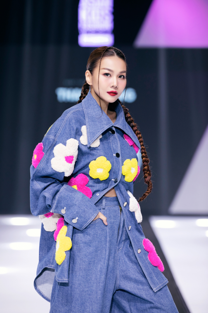 Tối 20/1, sự kiện Asian Kids Fashion Week đã diễn ra tại TP.HCM với sự góp mặt của siêu mẫu Thanh Hằng, á hậu Thúy Vân, hoa khôi Lan Khuê, á hậu Lệ Hằng, các hoa hậu, nam vương quốc tế... và hàng chục người mẫu nhí.