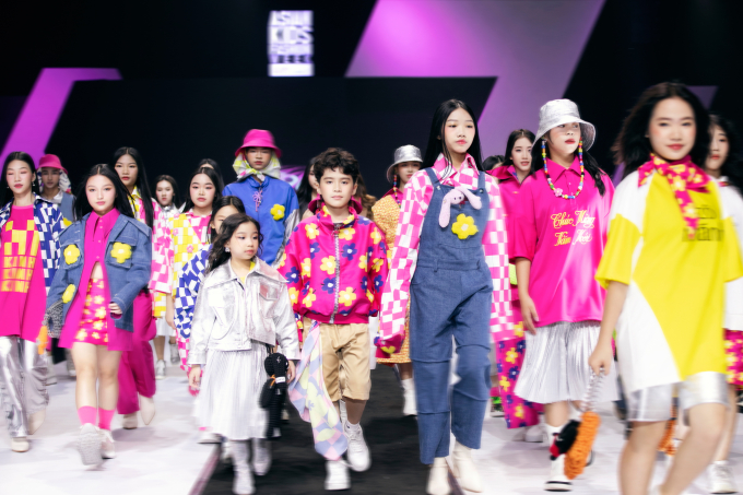 Asian Kids Fashion Wee là sự kiện thời trang dành cho trẻ em được tổ chức thường niên bởi đạo diễn thời trang Nguyễn Hưng Phúc. Vài năm trở lại đây, quy mô chương trình không còn gói gọn tại Việt Nam mà đã được nâng tầm tổ chức tại các quốc gia khác trong khu vực châu Á, gần nhất là Hàn Quốc.