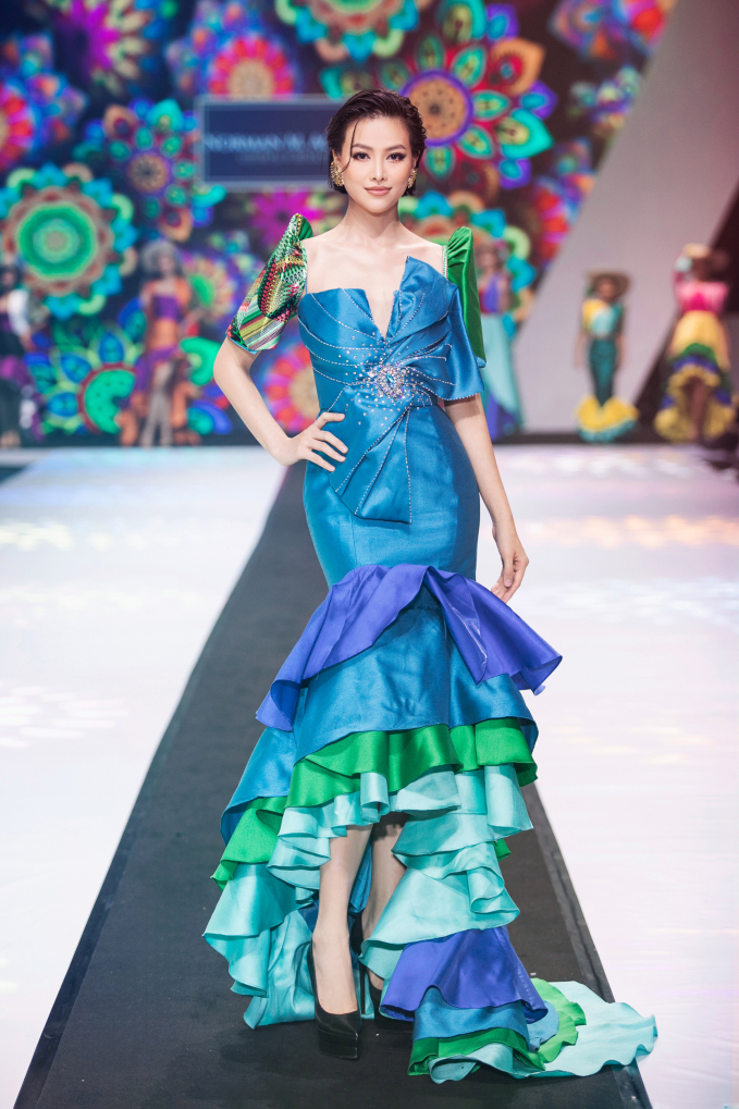 Hoa hậu Trái đất 2018 Phương Khánh được nhiều khán giả tán tưởng khi trình diễn. Cô là vedette trong bộ sưu tập của nhà kiết kế người Philippines.