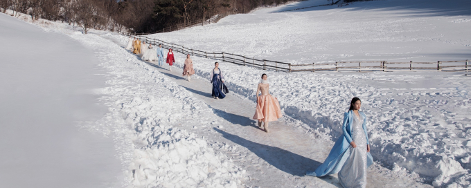 Dàn người mẫu catwalk trên tuyết.