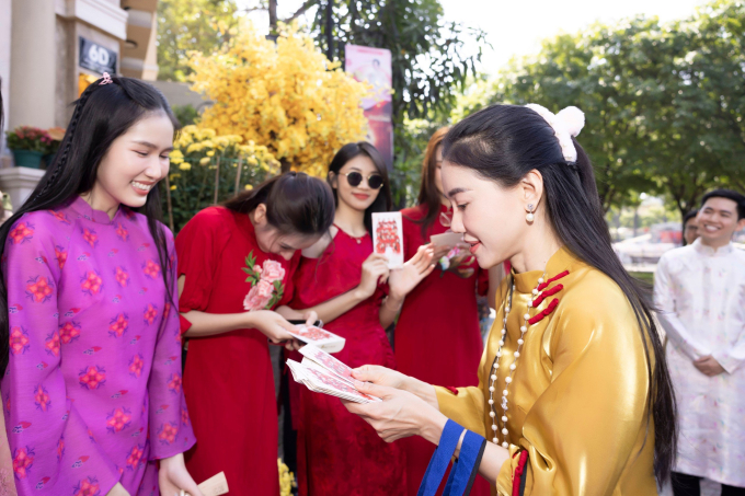 Á hậu Phương Anh cười tít mắt khi được CEO Phạm Kim Dung lì xì.