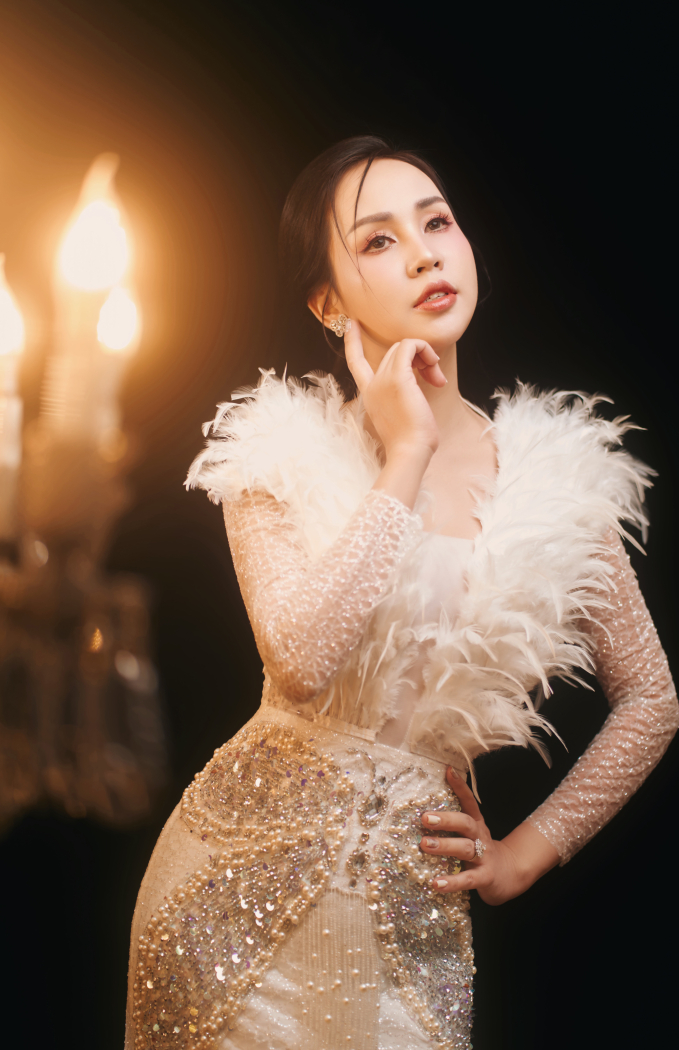 Khánh Ly không chỉ có giọng hát tốt mà còn sở hữu sắc vóc cuốn hút.