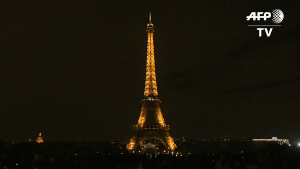 Tháp Eiffel tắt đèn tưởng nhớ cựu Tổng thống Pháp