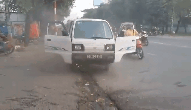 Xe đưa rước  bốc khói mù mịt, học sinh hoảng hồn chạy tán loạn