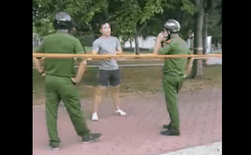 Nam thanh niên thản nhiên tập thể dục trong công viên dù công an đã nhắc nhở